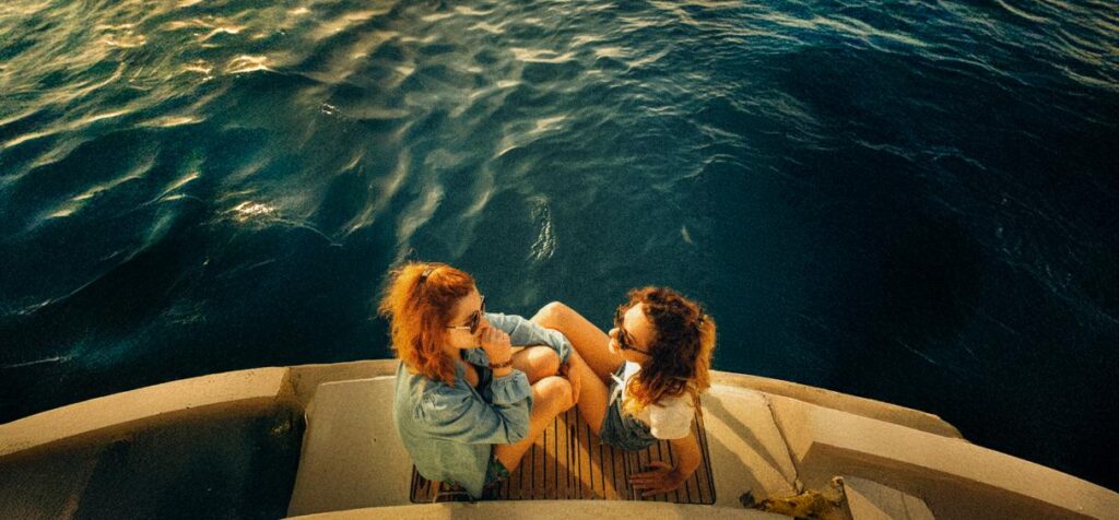 Immagine di due ragazze che indossano gli occhiali da sole Ventunosei